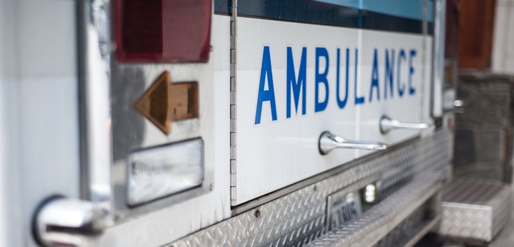 Ambulancia queda fuera de servicio luego de chocar con una motocicleta.