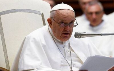 El papa se somete a operación quirúrgica intestinal de tres horas sin complicaciones y se recuperará varios días en un hospital