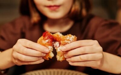 Comer mucha azúcar antes de dormir puede afectar tu sueño: por qué