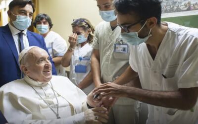 Papa Francisco sigue misa en televisión de hospital, almuerza con personal médico