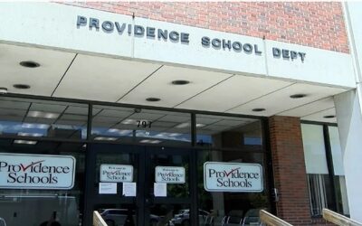 Distrito Escolar Providence alcanza acuerdo Sindicato de Maestros, extiende jornada escolar 30 minutos.