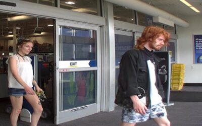 Policía Warwick necesita su ayuda para identificar a estos dos sospechosos de robo.