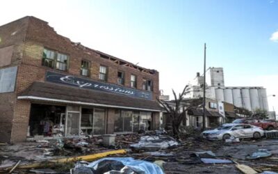 Reinician limpieza tras paso de tornados en Texas y Florida
