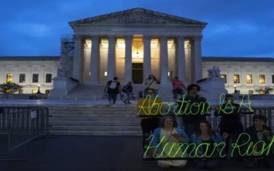 Conmemoran el fallo antiaborto de la Corte Suprema con desdén y elogios