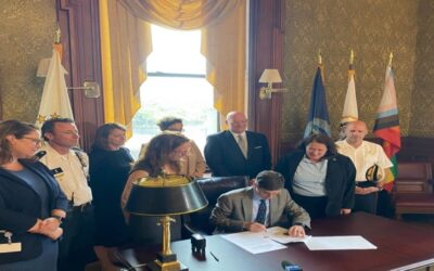 Alcalde Smiley firma presupuesto año fiscal 2024.