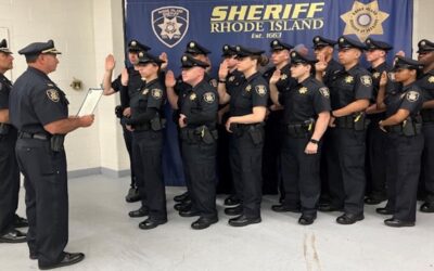 Toman juramento 14 graduados de la Academia de Capacitación de la División de Alguaciles de Rhode Island.