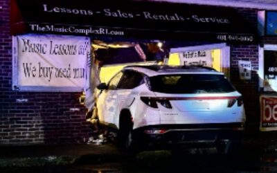 Auto se estrella con tienda de música en Smithfield