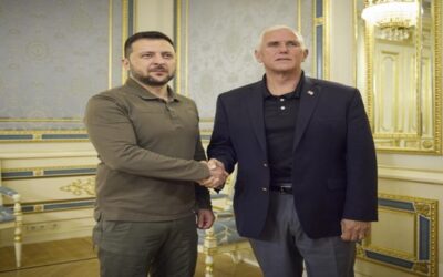 Mike Pence expresa su apoyo a Volodímir Zelenski en un viaje sorpresa a Ucrania
