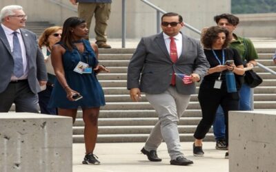 El congresista George Santos, acusado de fraude y lavado de dinero, comparece en Nueva York