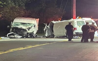 Choque de dos camionetas deja 1 muerto y 1 herido grave.