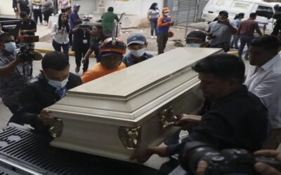 Honduras: entre el miedo y el dolor familiares despiden a víctimas de matanza en prisión de mujeres