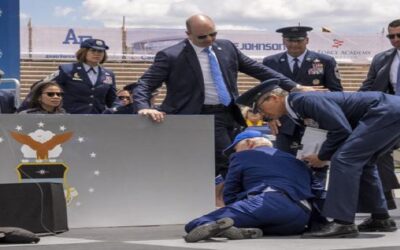 Biden tropieza y cae durante ceremonia de graduación de la Fuerza Aérea