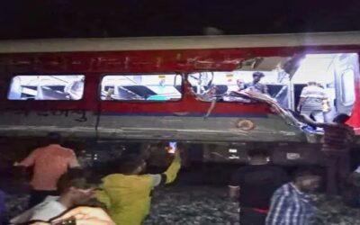Descarrilamiento de 2 trenes en la India deja más de 200 muertos