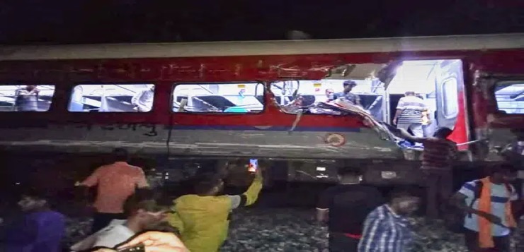 Descarrilamiento de 2 trenes en la India deja más de 200 muertos