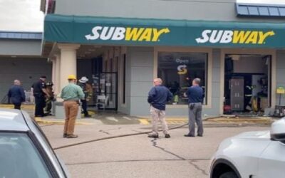 Auto se estrella con tienda Subway en Apple Valley Mall, se reportan 6 heridos.
