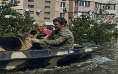 Rusia ataca ciudad inundada tras colapso de presa en el sur de Ucrania