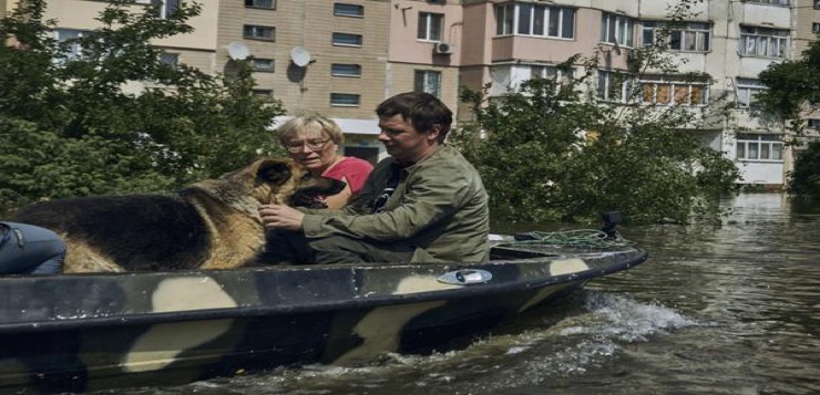 Rusia ataca ciudad inundada tras colapso de presa en el sur de Ucrania
