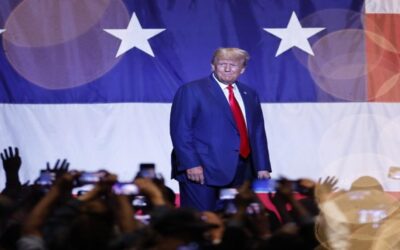 Trump repite sus mentiras sobre “una caza de brujas” en su primer mitín tras ser imputado