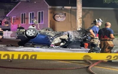 Mujer enfrenta cargos luego de estrellarse con una casa en West Warwick presuntamente ebria.