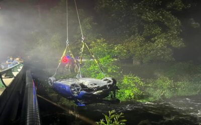 Rescatan a conductor cuyo vehículo  cayó al agua.
