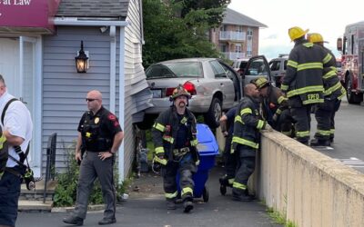 Auto se estrella contra oficina abogados en East Providence.
