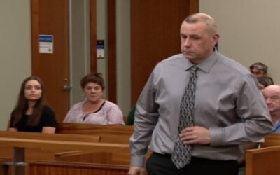 Ofensor sexual convicto enfrenta cargos de video voyeurismo presuntamente por espiar a su vecina mientras se duchaba.