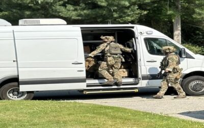 Federales allanan vivienda en Johnston.