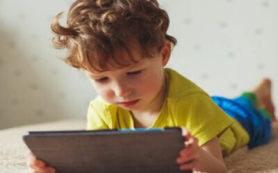 Mucho tiempo frente a las pantallas puede retrasar el habla de los niños.