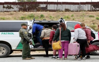 Cruces de migrantes en frontera con México llega al nivel más bajo en lo del gobierno de Biden