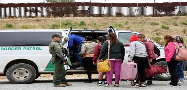 Cruces de migrantes en frontera con México llega al nivel más bajo en lo del gobierno de Biden