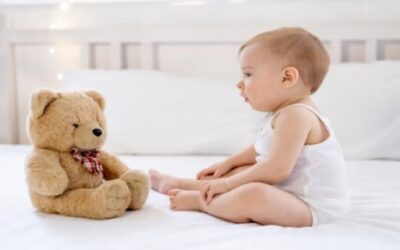 Por qué no debe haber peluches en la cuna de los niños