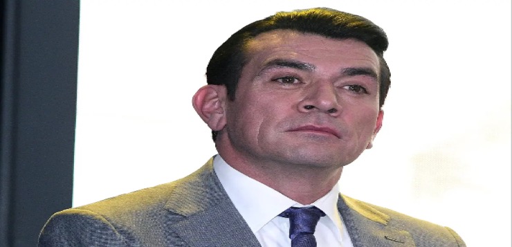 Jorge Salinas tiene un nuevo altercado con reportero en una alfombra roja