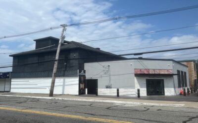 Oficial policía Providence termina lesionado durante intervención.