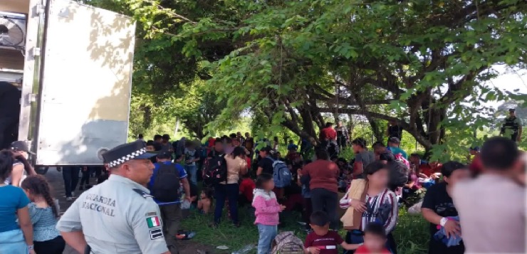 Rescatan a 148 migrantes hacinados en un tráiler en el este de México