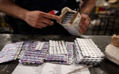 Arrestan a joven con miles de pastillas de fentanilo que ocultaba un microondas en Texas