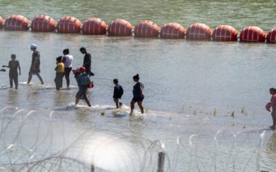 Texas enfrenta demanda por colocar boyas con púas contra inmigrantes en el Río Grande