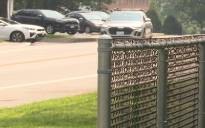 Conductora enfrenta cargos por atropello y fuga que dejó dos menores heridos.