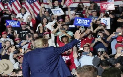 Entre problemas legales, Trump reclama apoyo republicano y la renuncia de sus rivales