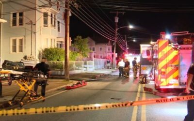 Incendio en Pawtucket cobra la vida de un hombre, deja herido a un bombero y a 10 personas sin hogar.