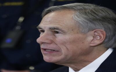 El gobernador de Texas se jacta de haber expulsado a 28.000 inmigrantes a otros estados