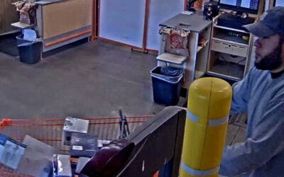 Policía Warwick necesita su ayuda para encontrar a este hombre sospechoso de compras fraudulentas en Home Depot.