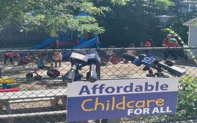 Senador Reed visita programas de aprendizaje de verano para promover el cuidado infantil asequible