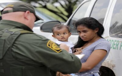 Texas separa a familias migrantes y detiene a los padres con cargos de invasión de propiedad privada