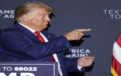 Trump pide a tribunal de Florida poder revisar material clasificado en un lugar diferente