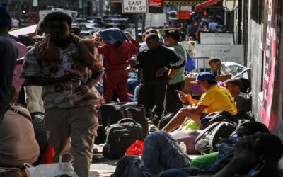 Nueva York contrata camiones con duchas para inmigrantes por 18 millones de dólares