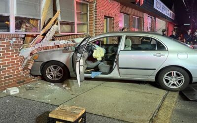 Conductor termina en el hospital luego de estrellarse con fachada de negocio en Providence.