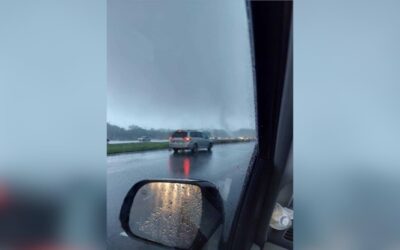 Tornado tocó tierra en Johnston según alcalde, 1,500 usuarios sin electricidad.