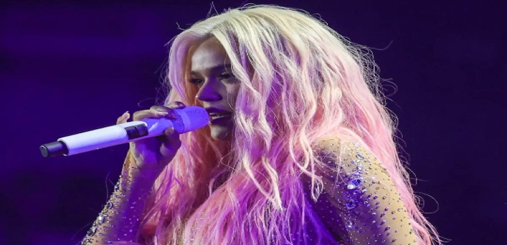 Karol G de rodillas llora en pleno concierto al ver que llenó el estadio Rose Bowl de California