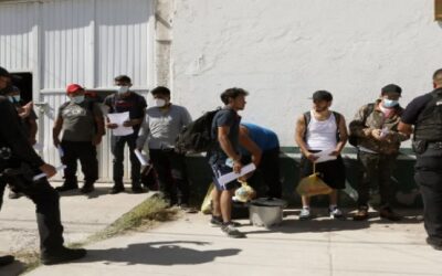 Autoridades en México rescatan a 11 migrantes secuestrados cerca de frontera con EE.UU.