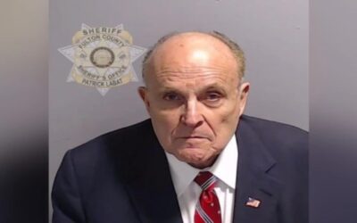 Se entrega en Georgia Rudy Giuliani, el exabogado de Trump acusado de conspirar para revertir las elecciones de 2020